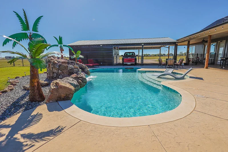 A closer view of the pool’s gathering edge.